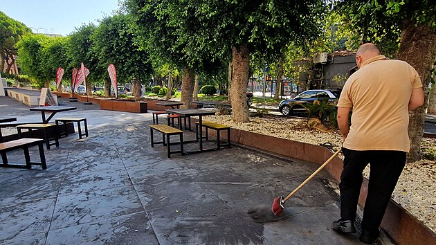 Oblaka sopečného prachu dýmajícího ze sicilské Etny zahalila přístavní město Katánii. Popel pokryl i tamější letiště, které přerušilo dopravu. (11. srpna 2026)