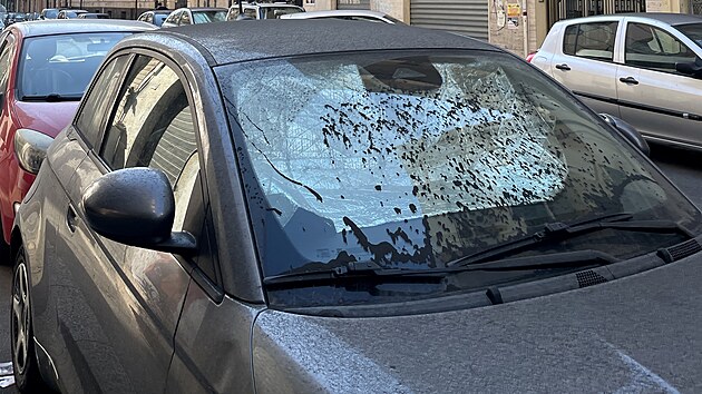 Oblaka sopečného prachu dýmajícího ze sicilské Etny zahalila přístavní město Katánii. Popel pokryl i tamější letiště, které přerušilo dopravu. (10. srpna 2026)
