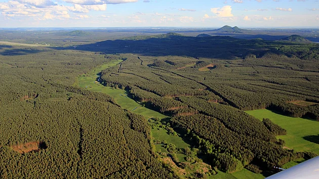 Do rezervace kromě Ploučnice a Svitavky patří také část Hradčanského potoka.