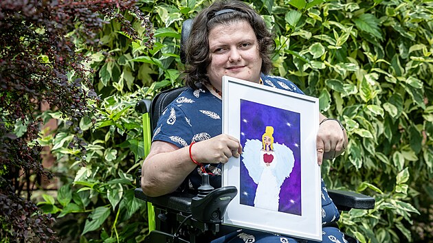 Dvaadvacetiletá Veronika Fichtnerová z Liberce pod značkou Grafika od Veverky tvoří vlastní obrázky i nálepky a plánuje první výstavu.