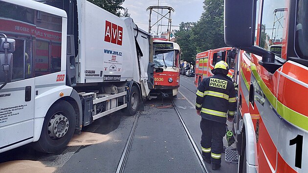 Provoz v ulici Moskevsk&aacute; zastavila sr&aacute;žka tramvaje a popel&aacute;řsk&eacute;ho vozu, nehoda se obe&scaron;la bez zraněn&iacute;. (17. srpna 2026)