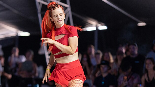 Má svá pravidla a techniku, zároveň však DnB step nechává každému tanečníkovi, tanečnici prostor, aby rychlý beat interpretoval po svém.