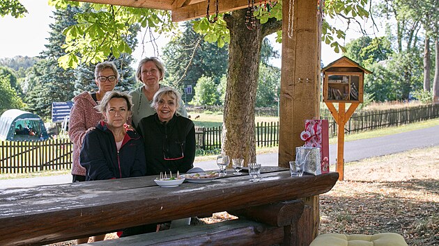 Sousedky z Květnova na Chomutovsku.