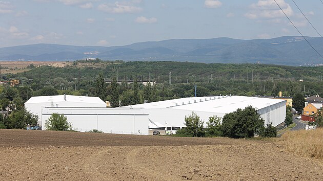 Skladovac&iacute; are&aacute;l, kter&yacute; Jaroslav Tře&scaron;ň&aacute;k postavil na m&iacute;stě b&yacute;val&yacute;ch kas&aacute;ren v Chudeřic&iacute;ch u B&iacute;liny. (červenec 2026)