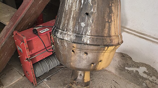 Rozstřílená makovice z věže kostela svaté Kateřiny Alexandrijské v Bořislavi na Teplicku