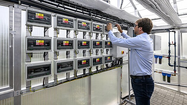 Ředitel Technických služeb města Mostu Michal Hartman předvádí ovládání automatických prvků ve sklenících s aeroponickými systémy pro pěstování rostlin.