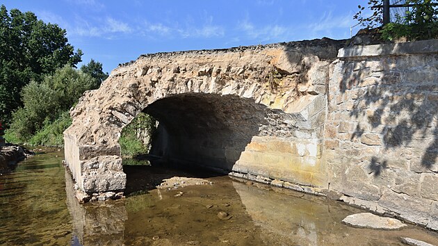 Při rekonstrukci mostu na&scaron;li děln&iacute;ci v&yacute;bu&scaron;ninu. (10. srpna 2026)