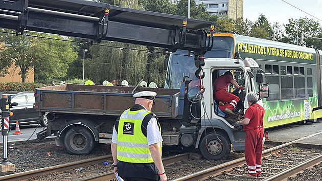 Nehoda tramvaje a dodávky zastavila provoz mezi Kobylisy a Sídlištěm Ďáblice, při srážce se zranili dva lidé. (18. srpna 2026)