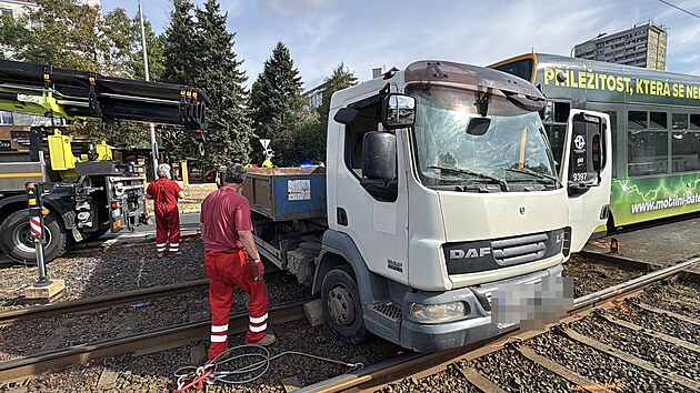 Nehoda tramvaje a dodávky zastavila provoz mezi Kobylisy a Sídlištěm Ďáblice, při srážce se zranili dva lidé. (18. srpna 2026)