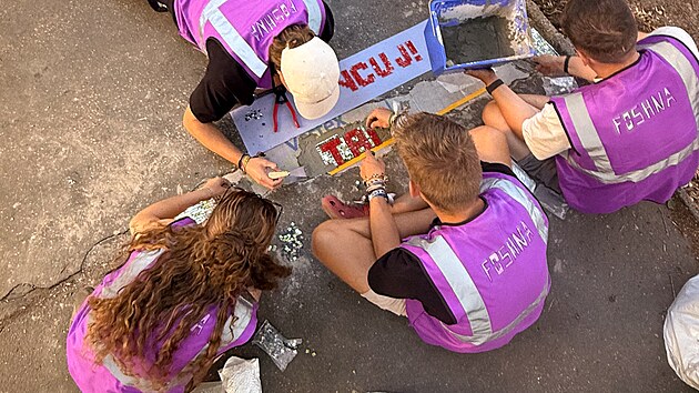 Mozaiku s nápisem „Tancuj!“ vytvořili streetartisté v Brně také na třídě Kapitána Jaroše. Autorem nápadu je Matěj Krajíček, podobně jako v dalších krajských městech. (srpen 2026)