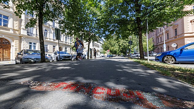 Mozaiku s nápisem „Tancuj!“ vytvořili streetartisté v Brně také na třídě Kapitána Jaroše. Autorem nápadu je Matěj Krajíček, podobně jako v dalších krajských městech. (srpen 2026)