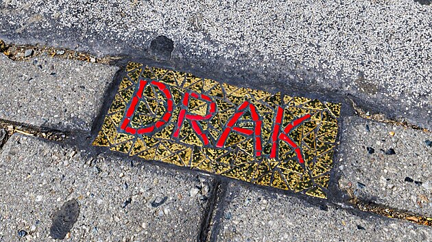 Mozaika v chodníku s motivem draka před budovou stavební fakulty brněnského VUT. Vytvořil ji streetartový umělec Matěj Krájíček, podobně jako v dalších krajských městech. (srpen 2026)