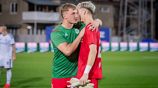 Debutant Richard Kašík s rezervním brankářem Jiřím Borkem v zápase Artisu Brno proti Sigmě Olomouc. (9. srpna 2026)