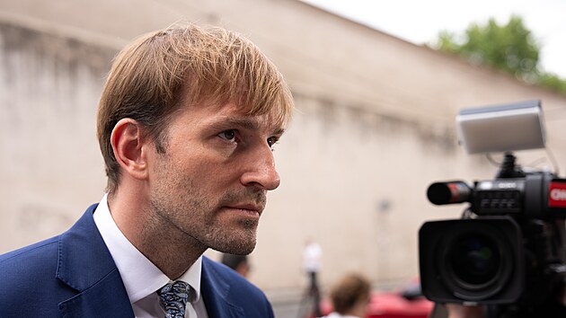 Ministr zdravotnictví Adam Vojtěch před jednáním s ministryní financí Alenou Schillerovou (19. srpna 2026)