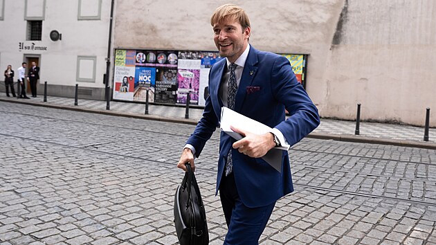 Ministr zdravotnictví Adam Vojtěch před jednáním s ministryní financí Alenou Schillerovou (19. srpna 2026)