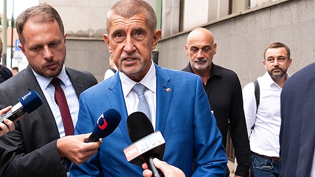Premiér Andrej Babiš před jednáním s ministryní financí Alenou Schillerovou (19. srpna 2026)