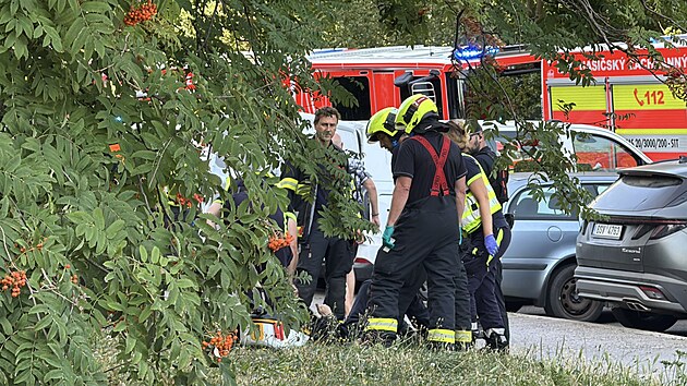 V pražských Stodůlkách v ulici U Jezera při provádění tlakové zkoušky prasklo potrubí. (10. srpna 2026)