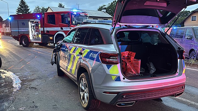 V ulici 5. května v Milovicích se srazila čtyři auta včetně policie, silnice je uzavřena. (18. srpna 2026)