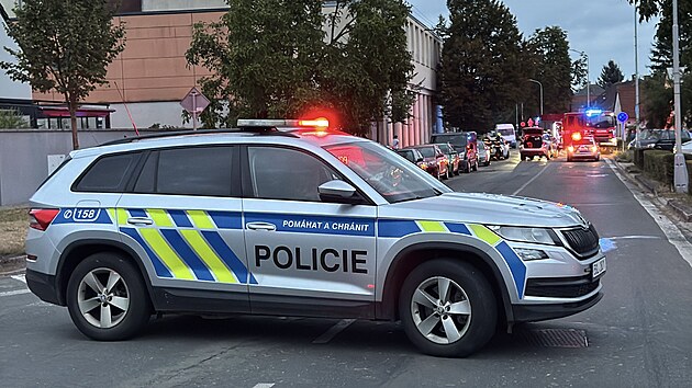 V ulici 5. května v Milovicích se srazila čtyři auta včetně policie, silnice je uzavřena. (18. srpna 2026)