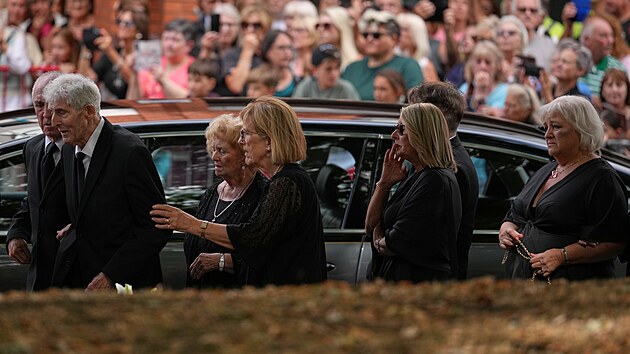 S Bonnie Tyler se na pohřbu rozloučili fanoušci, přátelé i rodina (17. srpna 2026)
