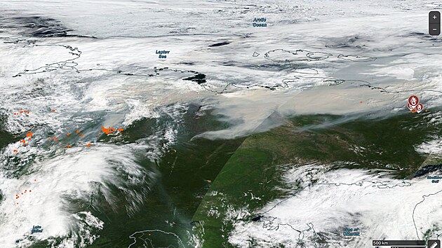 Rozsah lesních požárů a kouř na území Ruska 13. srpna 2026 podle satelitního sledování NASA