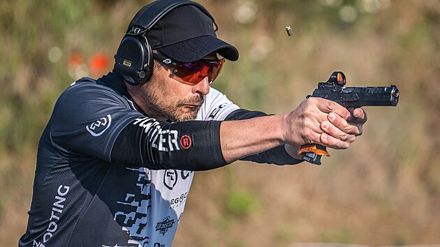 Eric Grauffel před osmi lety založil doma ve Francii ve spolupráci s Českou zbrojovkou EG-CZ Academy, kde trénuje střelce všech úrovní a předává jim své zkušenosti i vášeň pro výkon.