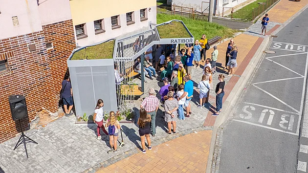 Obec Ratiboř na Vsetínsku postavila bioklimatickou autobusovou zastávku, která se sama ochlazuje. (srpen 2025)