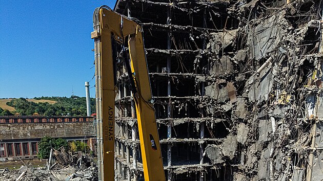 Záběry z dronu na demolici ohořelého torza 34. budovy v baťovském areálu ve Zlíně. S rozbíráním jedenáctipodlažní budovy pomáhá stotunový bagr s ramenem o délce 42 metrů a hydraulickými nůžkami. (srpen 2026)