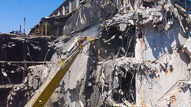 Záběry z dronu na demolici ohořelého torza 34. budovy v baťovském areálu ve Zlíně. S rozbíráním jedenáctipodlažní budovy pomáhá stotunový bagr s ramenem o délce 42 metrů a hydraulickými nůžkami. (srpen 2026)
