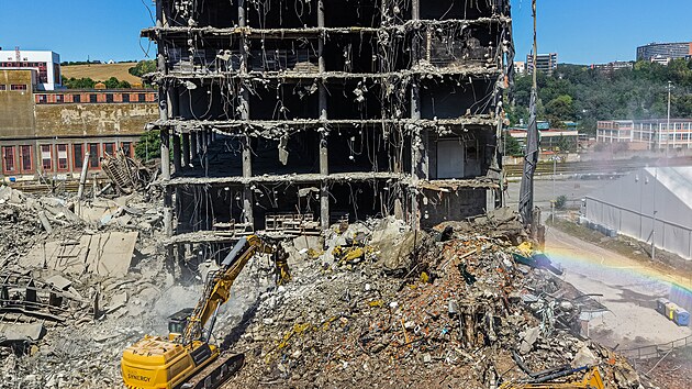 Záběry z dronu na demolici ohořelého torza 34. budovy v baťovském areálu ve Zlíně. S rozbíráním jedenáctipodlažní budovy pomáhá stotunový bagr s ramenem o délce 42 metrů a hydraulickými nůžkami. (srpen 2026)