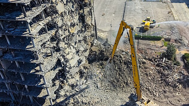 Záběry z dronu na demolici ohořelého torza 34. budovy v baťovském areálu ve Zlíně. S rozbíráním jedenáctipodlažní budovy pomáhá stotunový bagr s ramenem o délce 42 metrů a hydraulickými nůžkami. (srpen 2026)