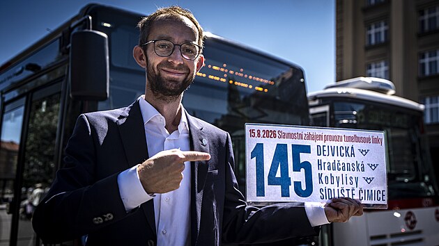 Náměstek primátora hl. m. Prahy pro oblast dopravy Jaromír Beránek představující novou linku 145. (15. srpna 2026)