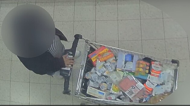 Záběr na jednoho z bratrů, kteří takřka devatenáct let předstírali mentální retardaci. Přitom například bez obtíží nakupovali. Prostředky k tomu měli z nelegálního invalidního důchodu a sociálních dávek. (13. srpna 2026)
