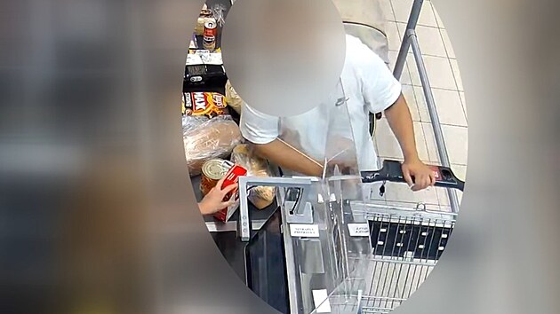 Záběr na jednoho z bratrů, kteří takřka devatenáct let předstírali mentální retardaci. Přitom například bez obtíží nakupovali. Prostředky k tomu měli z nelegálního invalidního důchodu a sociálních dávek. (13. srpna 2026)