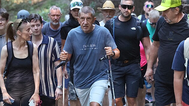Premi&eacute;r Andrej Babi&scaron; při v&yacute;&scaron;lapu na nejvy&scaron;&scaron;&iacute; vrchol Moravskoslezsk&yacute;ch Beskyd Lysou horu. (15. srpna 2025)