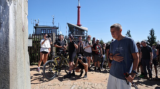 Premi&eacute;r Andrej Babi&scaron; společně s ministry Karlem Havl&iacute;čkem a Ale&scaron;em Juchelkou vystoupali na nejvy&scaron;&scaron;&iacute; vrchol Moravskoslezsk&yacute;ch Beskyd Lysou horu. (15. srpna 2025)