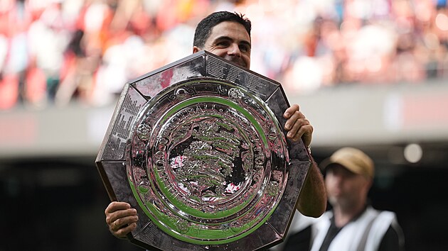 Mikel Arteta s trofejí pro vítěze anglického Superpoháru.