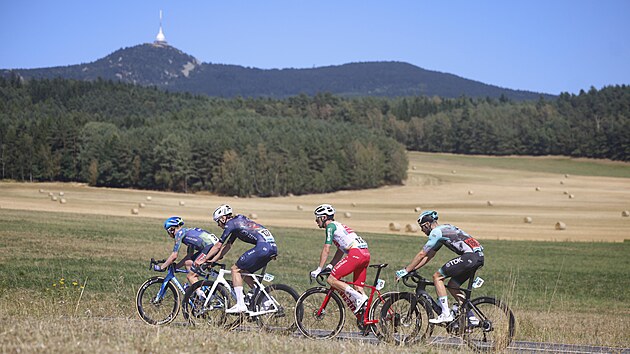Cyklisté se chystají k výšlapu na Ještěd na konci 2. etapy Czech Tour.