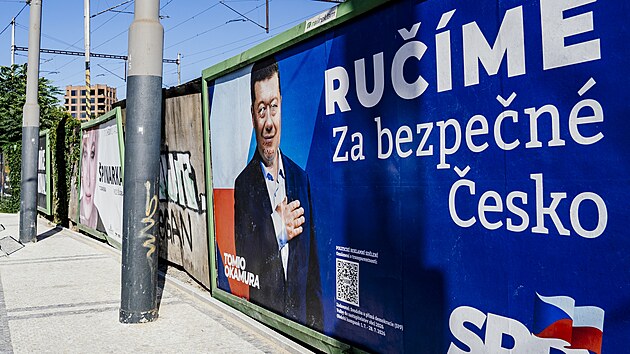 Hnutí SPD oslovuje voliče billboardy s heslem, že ručí za bezpečné Česko.