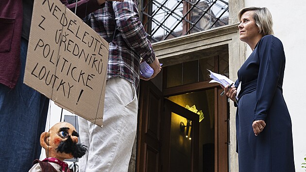 Zástupci iniciativy Česko funguj! na happeningu s loutkami „Nedělejte z úředníků politické loutky“ se snaží přesvědčit senátory, aby podpořili úpravy, které by zlepšily návrh nového zákona o státních úřednících. (19. srpna 2026)