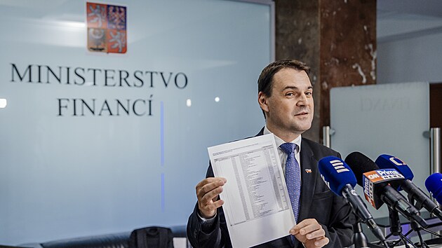 Ministr zahraničí Petr Macinka dorazil za ministryní financí Alenou Schillerovou na jednání o státním rozpočtu na příští rok. (18. srpna 2026)