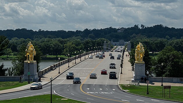 Jezdecké sochy zvané „Umění války“, které byly nedávno pokryty zlatými plátky, jsou k vidění na mostě Arlington Memorial Bridge ve Washingtonu, D.C (18. srpna 2026)