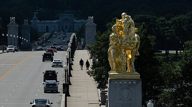 Jezdecké sochy zvané „Umění války“, které byly nedávno pokryty zlatými plátky, jsou k vidění na mostě Arlington Memorial Bridge ve Washingtonu, D.C (18. srpna 2026)