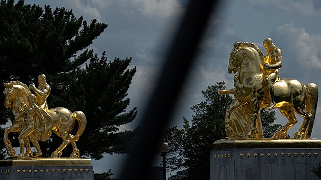 Jezdecké sochy zvané „Umění války“, které byly nedávno pokryty zlatými plátky, jsou k vidění na mostě Arlington Memorial Bridge ve Washingtonu, D.C (18. srpna 2026)
