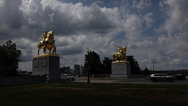 Jezdecké sochy zvané „Umění války“, které byly nedávno pokryty zlatými plátky, jsou k vidění na mostě Arlington Memorial Bridge ve Washingtonu, D.C (18. srpna 2026)