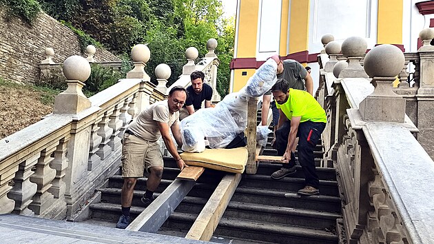 Restaurátoři odvezli z kostela sv. Mikuláše ve Vraclavi všech 28 dřevěných soch do kláštera na Hoře Matky Boží v Dolní Hedeči. (11. srpna 2026)