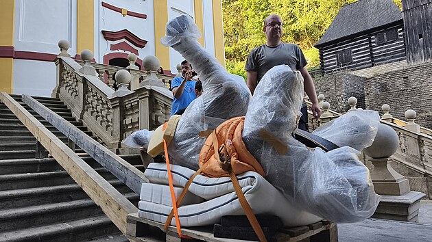Restaurátoři odvezli z kostela sv. Mikuláše ve Vraclavi všech 28 dřevěných soch do kláštera na Hoře Matky Boží v Dolní Hedeči. (11. srpna 2026)
