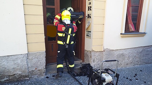 Hasiči zasahovali při požáru ve firmě na repasování baterií. (13. srpna 2026)
