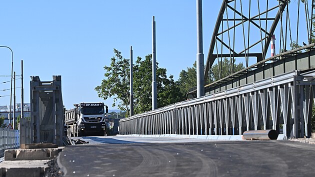 Mostní provizorium u mostu kpt. Bartoše otestovala nákladní auta. (14. srpna 2026)