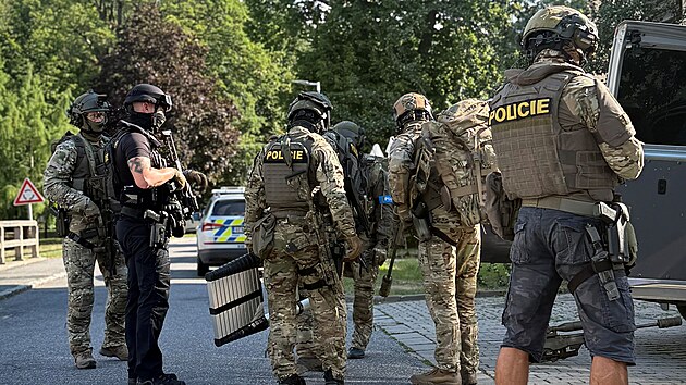 Zásahová jednotka v Chocni zadržela muže, který po konfliktu se ženou odmítal opustit byt a nereagoval na výzvy policistů. (11. srpna 2026)